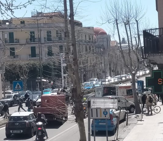 Incidente in Via Garibaldi, scooter contro pedone: due feriti