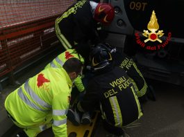 Dramma sfiorato sul viale della Libertà, cade finendo sotto il tram