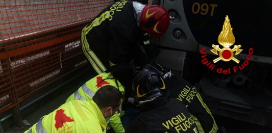 Dramma sfiorato sul viale della Libertà, cade finendo sotto il tram
