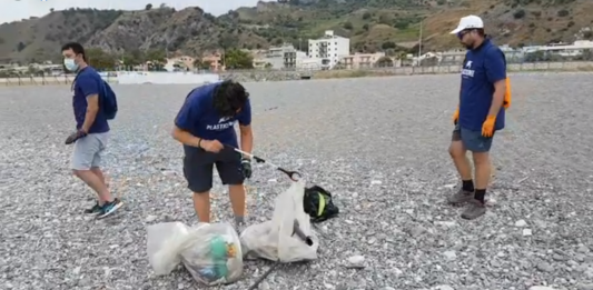 Giornata mondiale dell’ambiente, a Messina le associazioni giovanili unite puliscono le spiagge