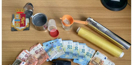 Spacciava crack e cocaina, arrestato dalla Polizia