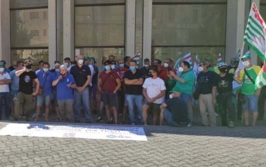 Milazzo, in piazza i lavoratori dell’indotto della Raffineria e della Centrale Elettrica