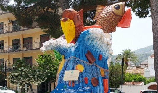 Una scultura contro l’inquinamento ambientale: il dono di S.e.a. Lovers al Comune di Patti