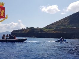 Salina, in sette su un gommone alla deriva: soccorsi dagli acquascooter della Polizia