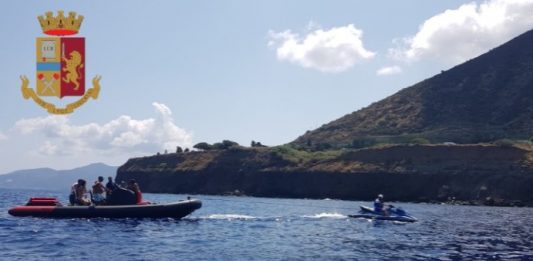 Salina, in sette su un gommone alla deriva: soccorsi dagli acquascooter della Polizia