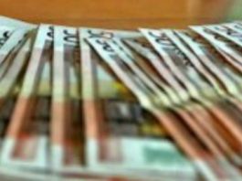 Si fingeva una escort per attirare clienti online, ma era un truffatore