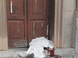 Clochard trovata senza vita sui gradini di Santa Caterina