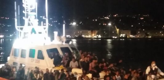99 migranti, di cui 16 minori, sbarcati a Messina