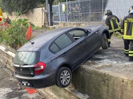 Giardini Naxos, rocambolesco incidente: nessun ferito, auto recuperata dai Vigili del fuoco