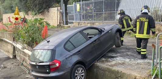 Giardini Naxos, rocambolesco incidente: nessun ferito, auto recuperata dai Vigili del fuoco
