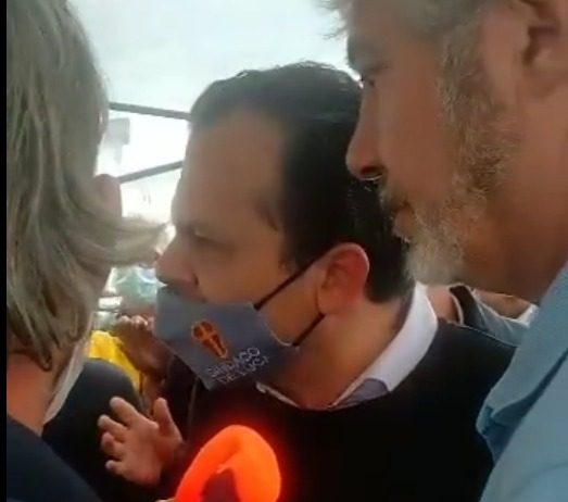 Libri usati senza licenza a Piazza del Popolo? Il blitz di De Luca scatena l’indignazione