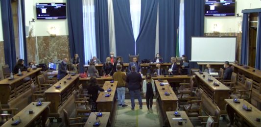 Relazione terzo anno Sindaco, i consiglieri abbandonano l’aula