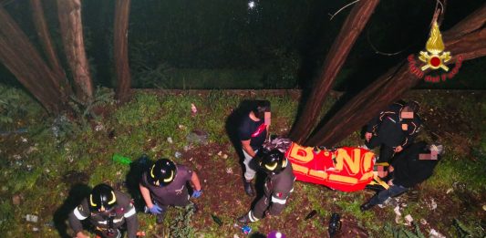 Ragazza cade da muro alto 5 metri, salvata da pompieri