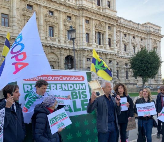 Cannabis: depositate in Cassazione 630mila firme per referendum