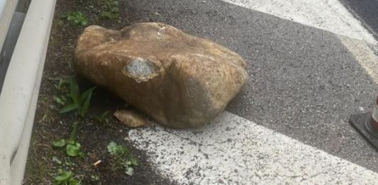 Maltempo: sulla A18 si stacca un masso di 300kg, nessun ferito