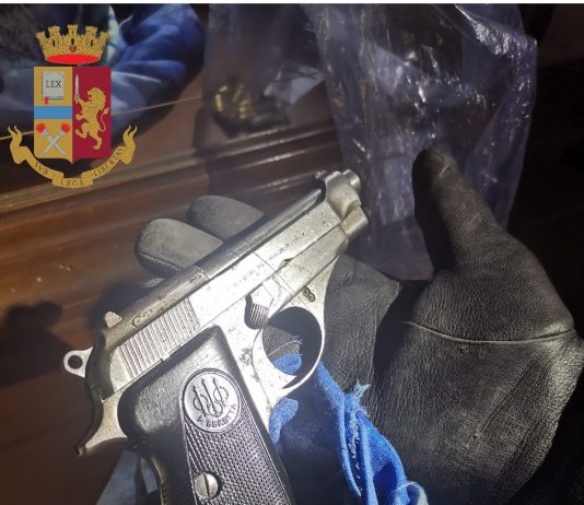 Marijuana, arrestato pusher: sequestrati 5kg di erba e una pistola
