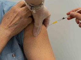 Fa finta di iniettare il vaccino a parenti, medico sospeso a Messina