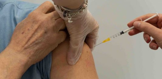 Covid, bollettino settimanale della Regione Sicilia: incidenza stabile e picco delle terze dosi