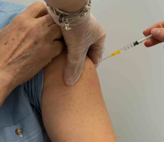 Fa finta di iniettare il vaccino a parenti, medico sospeso a Messina