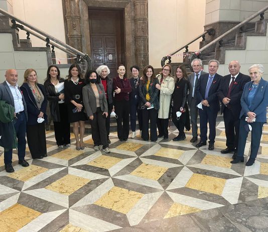 Avvocati e magistrati messinesi indossano il “fiocchetto rosso” per dire no alla violenza sulle donne