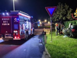 Giammoro, auto si ribalta. I Vigili del Fuoco estraggono persona incastrata tra le lamiere
