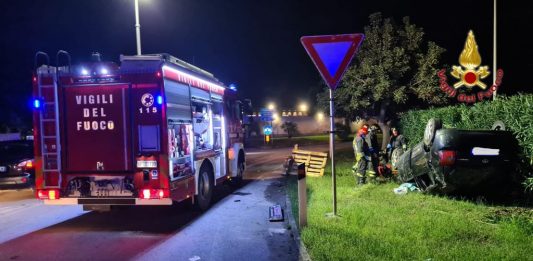 Giammoro, auto si ribalta. I Vigili del Fuoco estraggono persona incastrata tra le lamiere