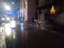 Incendio auto in Via Medici, intervengono i Vigili del fuoco