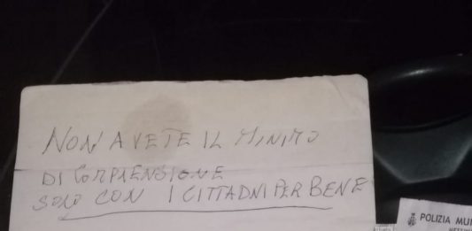Avvisa che l’auto è senza benzina, ma trova la multa