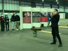 Palermo, un violinista va a vaccinarsi, tira fuori il suo strumento e inizia a suonare (video)