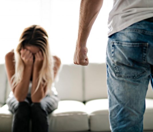 Aggredita dall’ex compagno, chiede aiuto al 112. Arrestato un 33enne