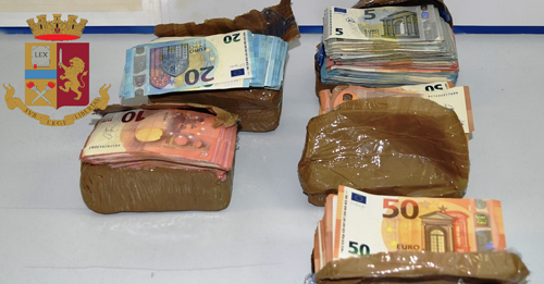 Messina, colpo della Polizia al traffico di droga. Arrestati 3 presunti corrieri, sequestrati 240 mila euro e 4,5 Kg di cocaina