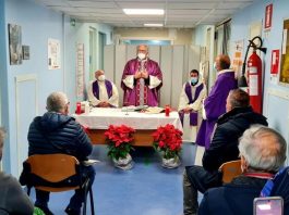 Monsignor Accolla, Arcivescovo di Messina, celebra Messa nel reparto in cui era stato ricoverato