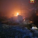 Barcellona, incendio nella notte. Distrutti due capannoni di un’officina (foto gallery)