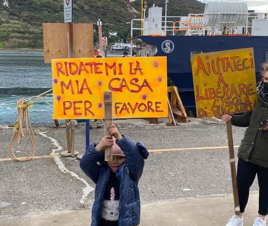 Vulcano, dopo l’evacuazione arriva la protesta