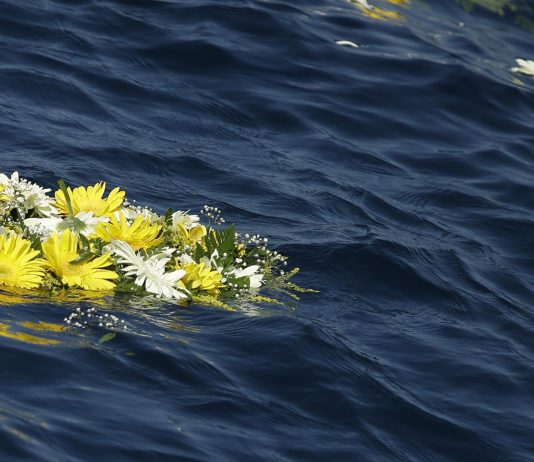 Alicudi, cadavere in mare: forse una donna migrante