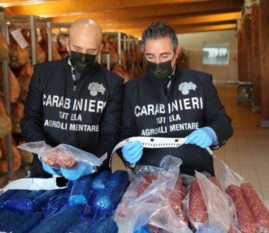 Tutela agroalimentare, denunciati i due responsabili di un salumificio per alimenti in cattivo stato di conservazione