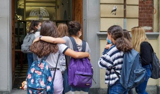 Covid, bollettino settimanale: curva epidemica in crescita, a rischio contagio i più giovani