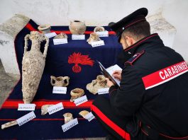 Vulcano: i Carabinieri restituiscono alcuni reperti archeologici