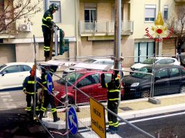 Sciroccata, i Vigili del fuoco rimuovono cartellone pericoloso