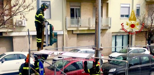 Sciroccata, i Vigili del fuoco rimuovono cartellone pericoloso