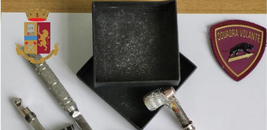 Sorpreso a forzare un furgone, arrestato dalla polizia