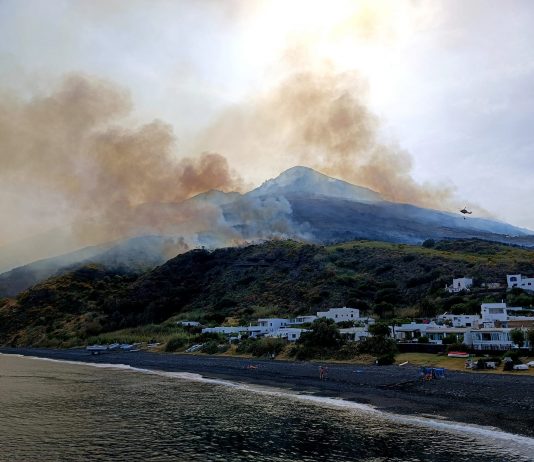 Stromboli continua a bruciare. I residenti: “Innescato durante le riprese di un film”
