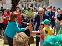Capaci di crescere, 200 bambini piantano l’albero della legalità in ricordo di Falcone