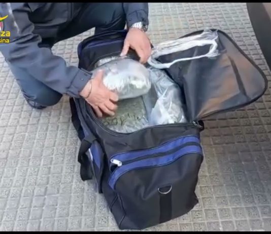 Attraversa lo stretto con 10 chili di erba, arrestato (video)