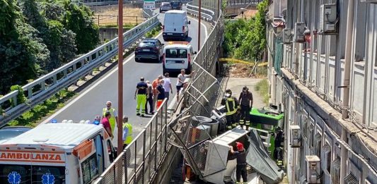 Boccetta, camion si ribalta e precipita nel cortile dell’Archimede