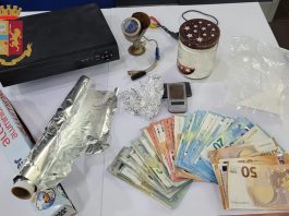 Trovati cocaina, crack e denaro in casa, arrestato