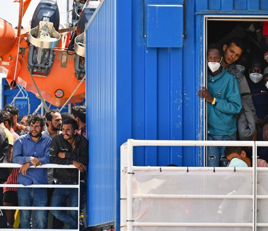 Migranti: approda a Messina Sea Eye 4 con 476 persone