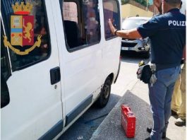 Rompe il vetro di un furgone per rubare attrezzi, arrestato per rapina