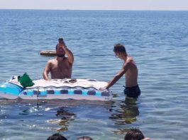 Prete celebra messa in mare ed è “cibo prelibato per i tradizionalisti”