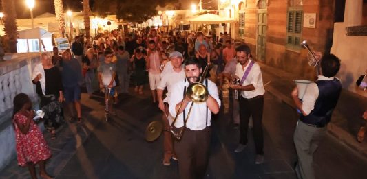 Malfa come New Orleans con la “Tinto Brass Street Band”, oggi a Santa Marina Salina la consegna del Premio CineMareMusica